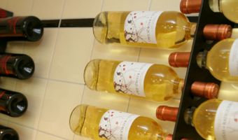 Boekhandel moet wijnflessen verwijderen