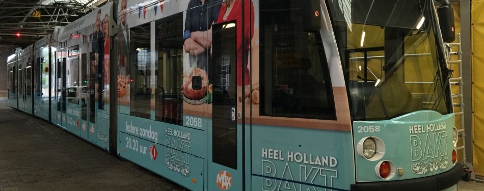 Taarttram met geurkanon rijdt door Amsterdam