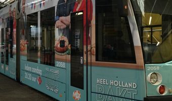 Taarttram met geurkanon rijdt door Amsterdam