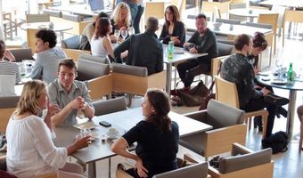 Onbenutte restaurants ingezet als werkplek voor creatives