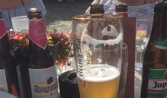 Hier verkopen ze bier en fietslampjes