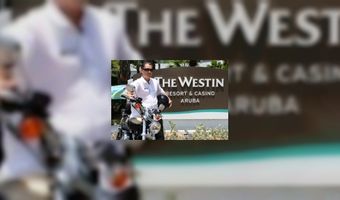 General manager Westin Aruba toert met gasten op Harley