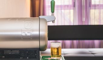 Gasten tappen biertje op hotelkamer The Albus