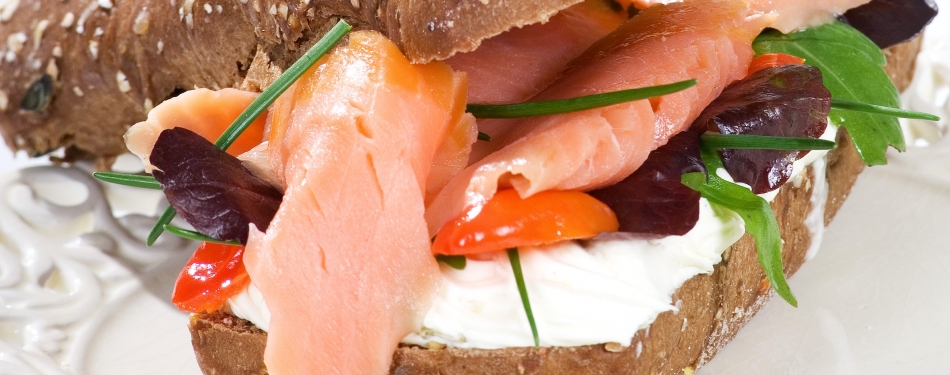 Broodje verse roomkaas met gerookte zalm