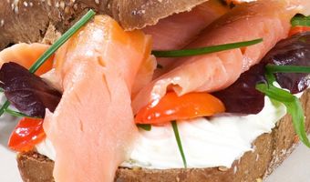 Broodje verse roomkaas met gerookte zalm