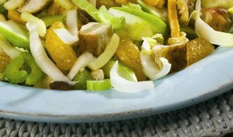 Maaltijdsalade met fruit, kip en kaas