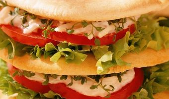 Pitabroodje sellerysalade en tuinkers