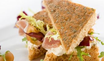 Focaccia met roomkaas Italiano en Serrano Ham