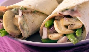Gevulde wraps met knoflookmayonaise