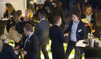 Bedrijven presenteren zich aan studenten Stenden Hotel Management School