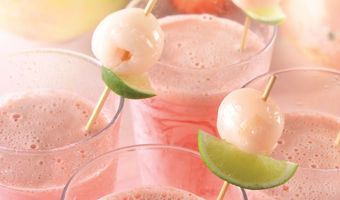 Optimel met verse aardbeien en framboos