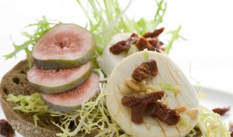 Broodje met geitenkaas en vijgen