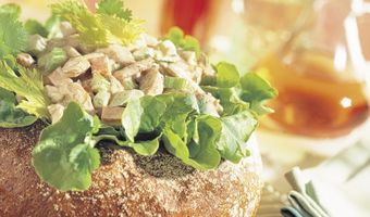 Oosterse kipsalade met vloerbrood