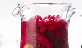 Sangria met cranberry's en perzik