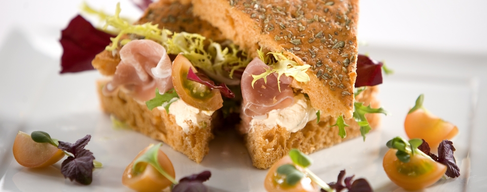 Focaccia met roomkaas en parmaham