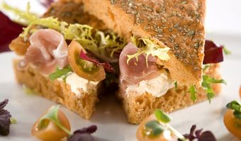 Focaccia met roomkaas en parmaham