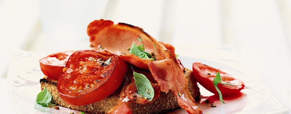 Toast tomaat, basilicum en bacon