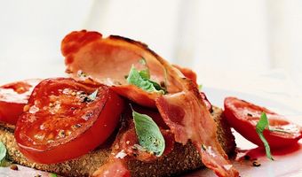 Toast tomaat, basilicum en bacon