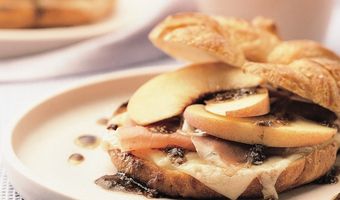 Croissants met ham en kaas