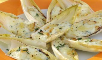 Witlof gevuld met kaas en honing