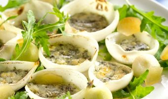 Ui met roquefort en peer