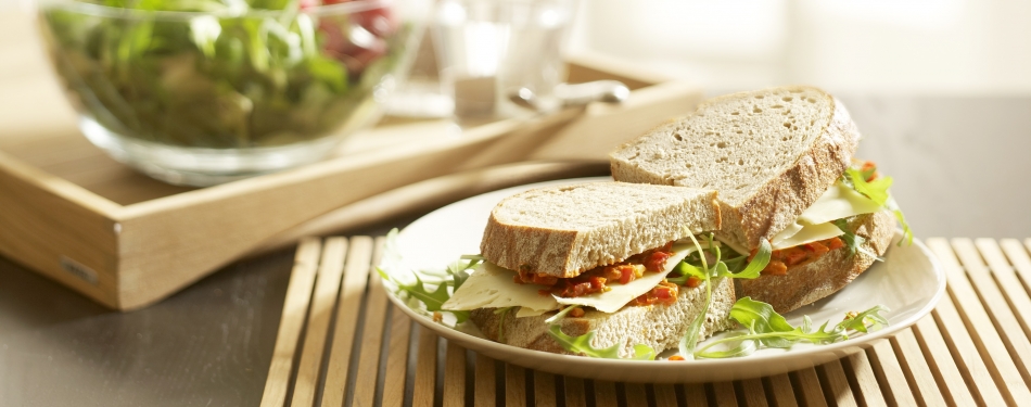 Sandwich met paprikapesto en kaas