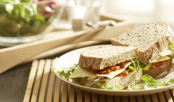 Sandwich met paprikapesto en kaas