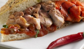 Focaccia met kip en paprika