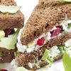 Clubsandwich avocado biet en geitenkaas