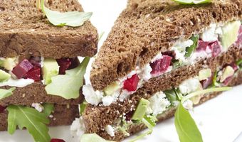 Clubsandwich avocado biet en geitenkaas