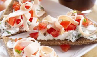 Volkorenbol met geitenkaas en katenspek