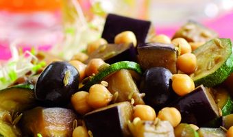 Kikkererwtensalade met aubergine en courgette