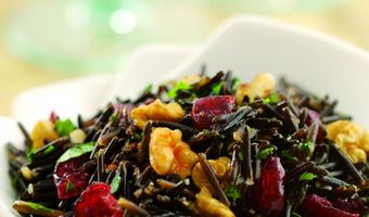 Rijstsalade met noten en cranberry's