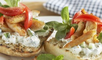 Bruschetta met tzatziki en kip