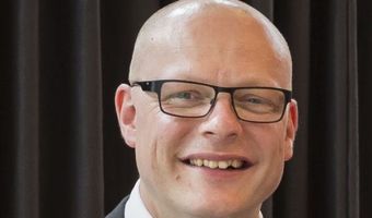 Gastheer schrijft handboek voor de bediening