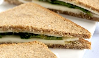 Roggebrood met honing en geitenkaas