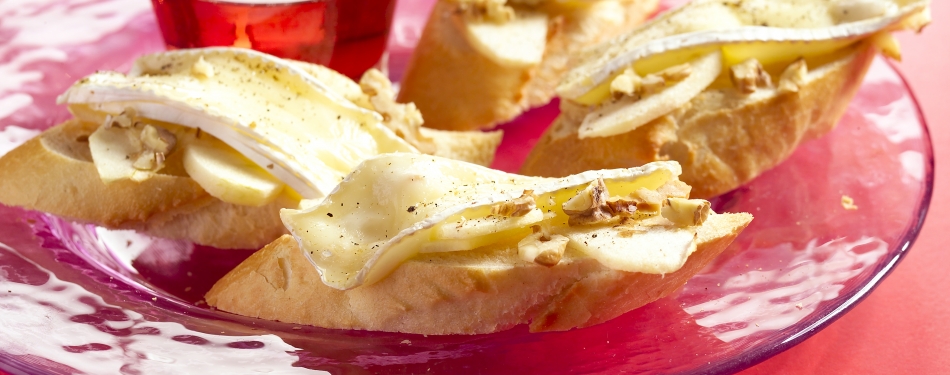 Crostini met brie, appel en walnoot