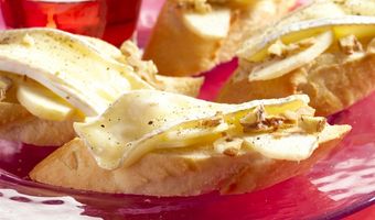 Crostini met brie, appel en walnoot