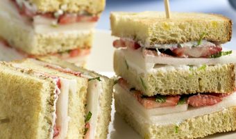 Maïsbroodsandwich met ricotta en aardbeien