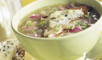 Uiensoep met blauwschimmelkaas