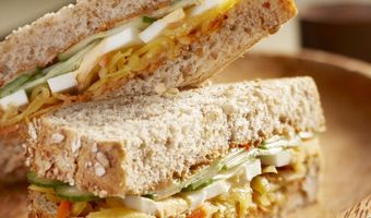Indische sandwich van vloerbrood