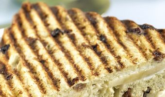 Tosti van rozijnenbrood