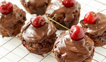 Chocoladetaartje met kers