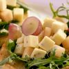 Beschuitbol kaas-fruitsalade