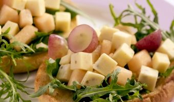 Beschuitbol kaas-fruitsalade