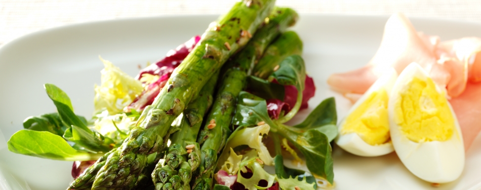 Salade van gegrilde, groene asperges met ei en sla