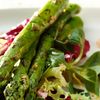 Salade van gegrilde, groene asperges met ei en sla