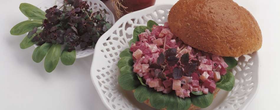 Lunchbol met salade rode biet