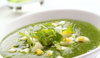 Spinaziesoep met avocado
