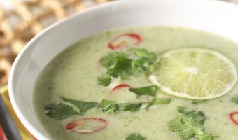 Frisse soep van lente-ui en kokos